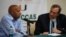 El disidente cubano Guillermo Fariñas (i) responde preguntas al periodista cubano Carlos Alberto Montaner (d)durante una charla con estudiantes en la Universidad de Miami (EE.UU.)