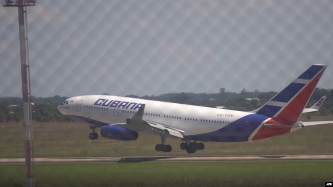 Avión de Cubana despega de Bolivia con 226 médicos cubanos