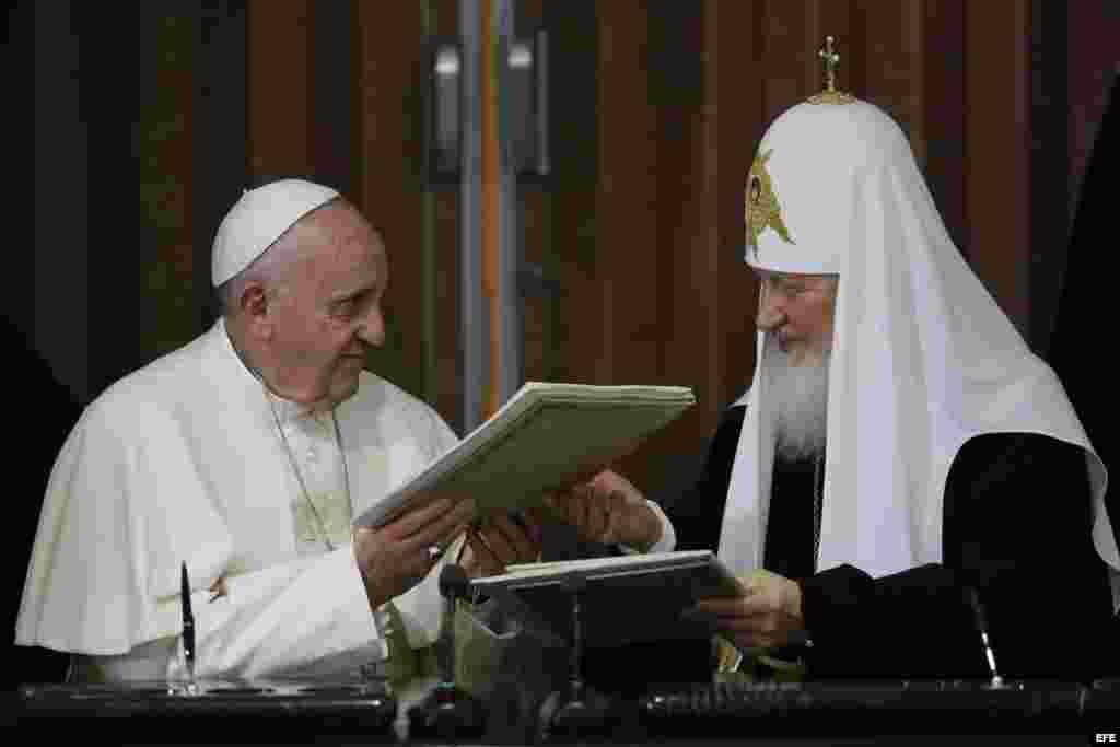 El papa Francisco y el patriarca Kirill intercambian la declaración conjunta que suscribieron durante su breve encuentro en La Habana.