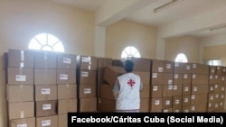 La asistencia humanitaria de EEUU se distribuye en la isla con ayuda de Cáritas.