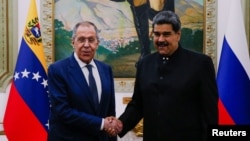 Ministro de Exteriores de Rusia Serguéi Lavrov junto al presidente de Venezuela Nicolás Maduro (REUTERS/Leonardo Fernandez Viloria)