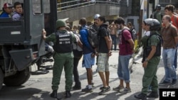 Manifestantes son detenidos por miembros de la GNB tras una marcha el miércoles 14 de mayo de 2014, en Caracas (Venezuela). 
