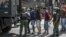 Manifestantes son detenidos por miembros de la GNB tras una marcha el miércoles 14 de mayo de 2014, en Caracas (Venezuela). 