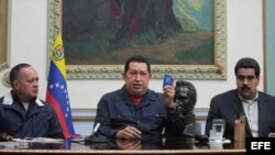 Diosdado Cabello (a la izquierda en la foto) cuando Chávez anunció que su sucesor sería Nicolás Maduro (a la derecha).
