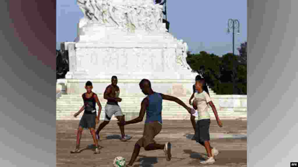 Los parques son aprovechados por los jóvenes para jugar futbol ya que no cuentan con muchos terrenos para practicar el deporte.