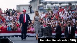 Donald Trump y Melania Trump, al finalizar el acto de campaña en Tampa, Florida, el 29 de octubre de 2020. (Brendan Smialowski / AFP).