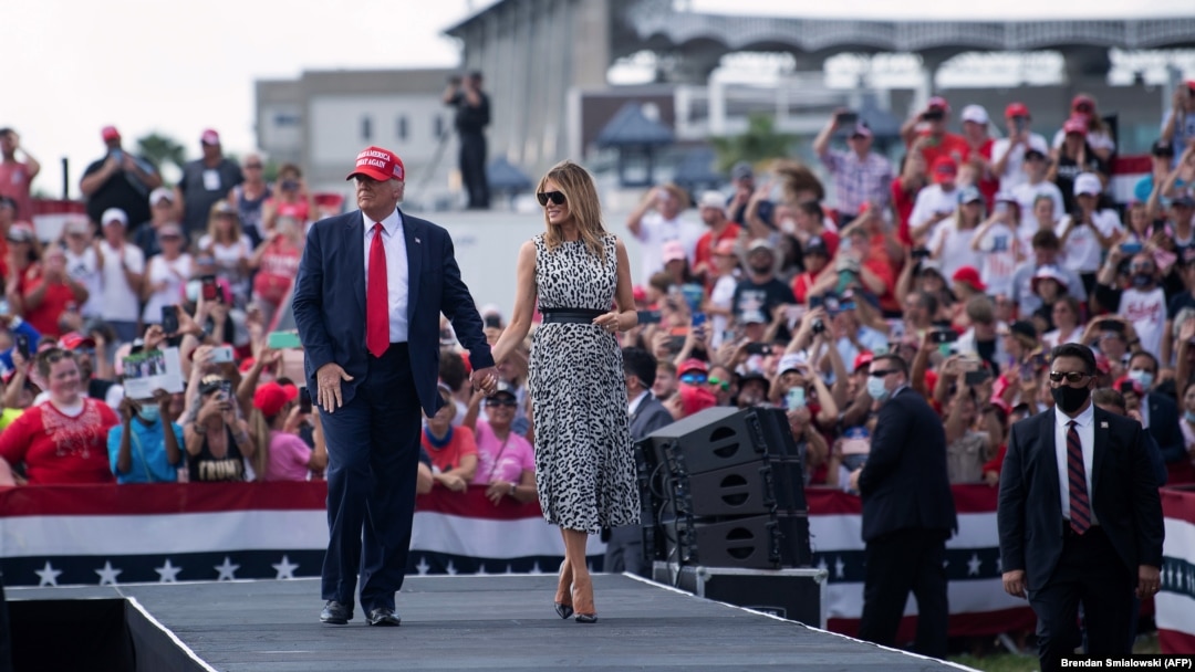Donald Trump y Melania Trump, al finalizar el acto de campaña en Tampa, Florida, el 29 de octubre de 2020. (Brendan Smialowski / AFP).