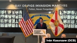 El gobernador de Florida, Ron DeSantis, habla con los medios de prensa en el Museo de Bahía de Cochinos, en Miami.