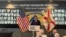 El gobernador de Florida, Ron DeSantis, habla con los medios de prensa en el Museo de Bahía de Cochinos, en Miami.