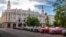 Almendrones frente al Gran Teatro de La Habana. La escasez de combustible paraliza servicios del sector turístico en la isla. 