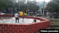 Reporta Cuba Los niños juegan tras intensas lluvias Foto Vladimir Turró