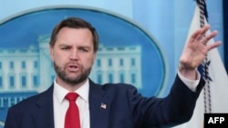 El vicepresidente de EEUU, JD Vance, habla durante una rueda de prensa en la Casa Blanca