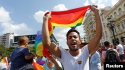 Activistas LGBTI participan en la Marcha Alternativa contra la Homofobia y la Transfobia en Cuba, sábado 11 de mayo de 2019. (Reuters)