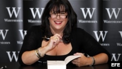 La escritora británica E.L. James firma a un seguidor una copia de su libro 'Cincuenta sombras de Grey'.