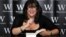 La escritora británica E.L. James firma a un seguidor una copia de su libro 'Cincuenta sombras de Grey'.