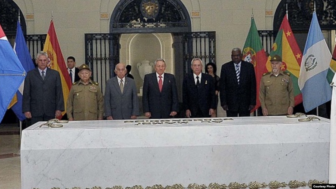 Raúl Castro condecora a sus tres más antiguos colaboradores