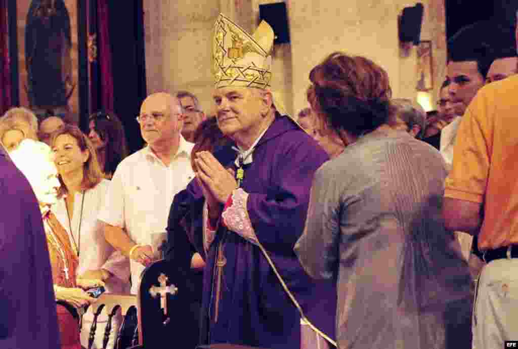 El arzobispo de Miami, Thomas Wenski, oficia una misa en la Catedral de La Habana, Cuba, el martes 27 de marzo de 2012. 