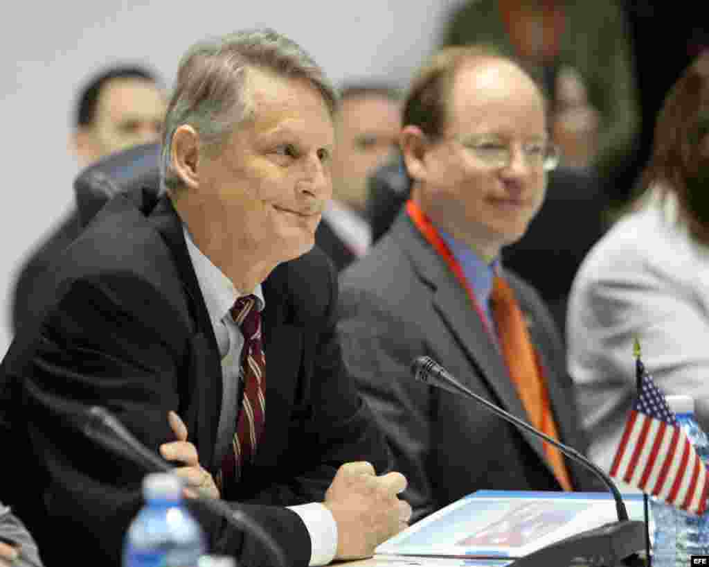 El secretario asistente adjunto para Latinoamérica del Departamento de Estado, Edward Alex Lee (i), participa en la primera reunión EEUU-Cuba