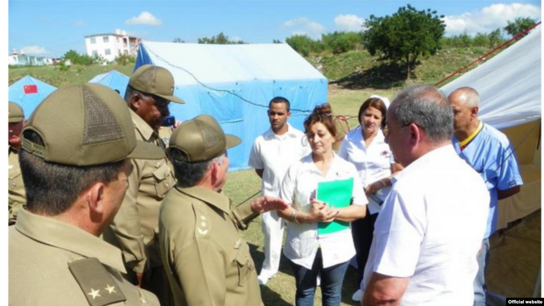 En Santiago de Cuba improvisan hospitales y sanitarios de campaña ante peligro de terremoto.