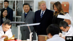 El Presidente Trump y su esposa Melania, son recibidos en Pekín por el presidente del gigante asiático
