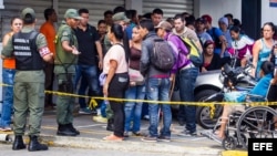 Un grupo de venezolanos espera para poder realizar compras en una de las sedes de la cadena de tiendas Daka.