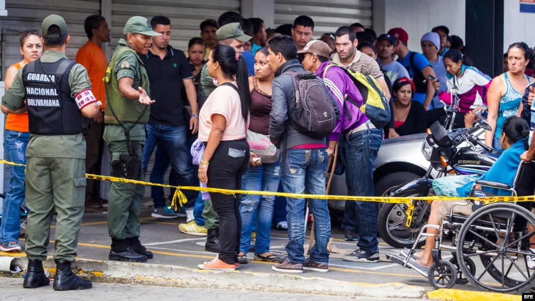 Un grupo de venezolanos espera para poder realizar compras en una de las sedes de la cadena de tiendas Daka.