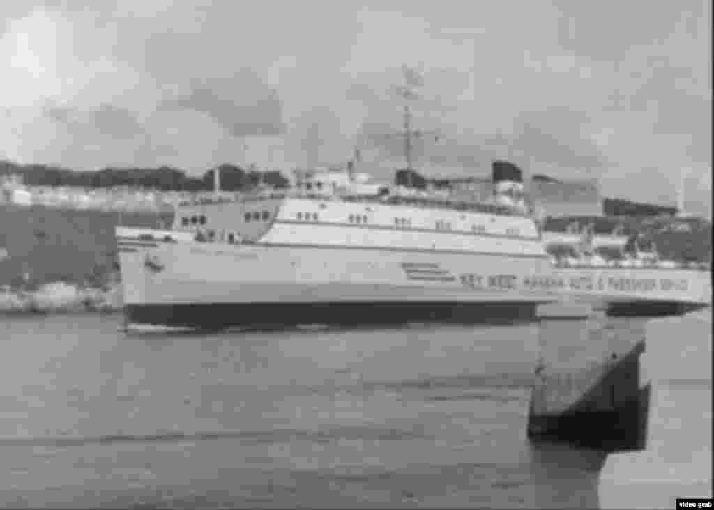 El ferry "City of Havana" zarpa rumbo a Cayo Hueso, por el canal del puerto habanero.