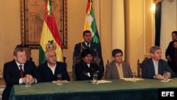 De izquierda a derecha, el vicedirector, gerente y director de operaciones de Gazprom, Roman Kuznetcov; el ministro de hidrocarburos y energía Juan José Sosa; el presidente de Bolivia, Evo Morales; el presidente de YPFB, Carlos Villegas, y el vicepresiden