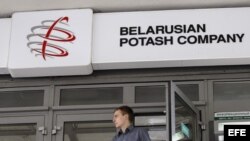  Un hombre sale de las oficinas de la Compañía de Potasio de Bielorrusia (BPC) en Minsk (Bielorrusia).