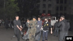 Manifestantes prorrusos heridos en los enfrentamientos en Odesa. 