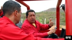 Archivo - El entonces presidente Hugo Chávez (d), acompañado por el entonces gobernador del estado Aragua, Rafael Isea (I)