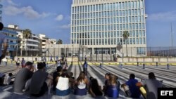Periodistas y curiosos aguardan el pasado 20 de julio frente a la nueva Embajada de los Estados Unidos de América en La Habana.