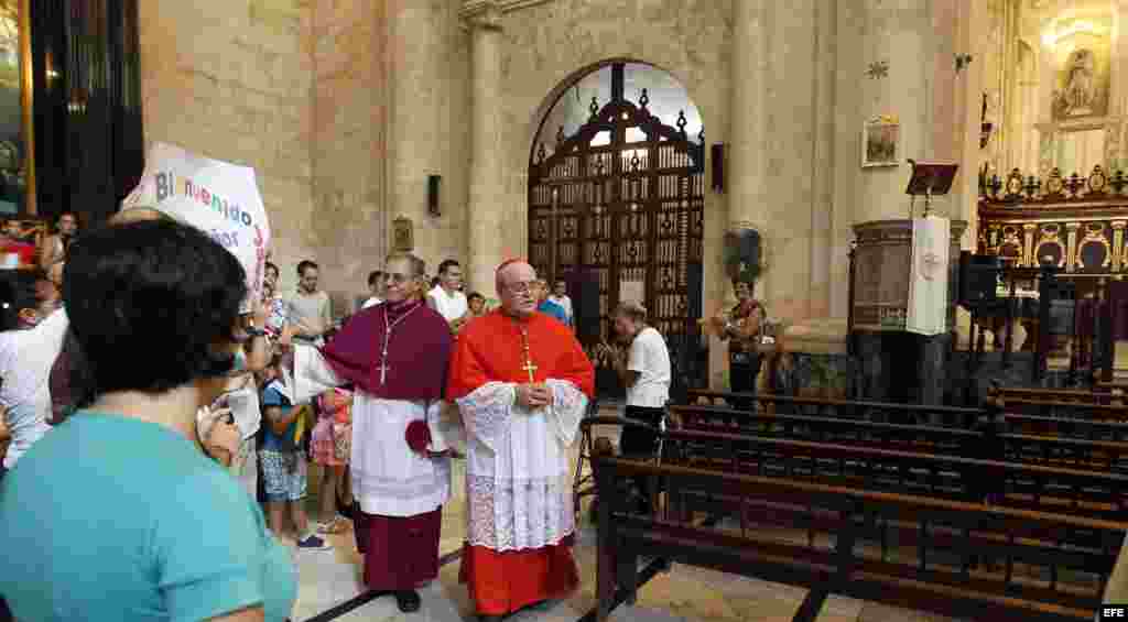 Fieles religiosos saludan al cardenal cubano, Jaime Ortega (d), y al nuevo arzobispo de La Habana, Juan de la Caridad García Rodríguez (c),