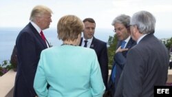 El presidente estadounidense Donald Trump conversa la canciller alemananAngela Merkel; el presidente francés Emmanuel Macron; el primer ministro italiano Paolo Gentiloni, y el pte. de la Comisión EU, Jean-Claude Juncker.