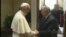 El Papa Francisco recibe a Raúl Castro en el Vaticano