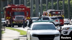 Vehículos policiales estacionados después de informes de disparos afuera del campo de golf Trump International, en West Palm Beach, Florida, el 15 de septiembre de 2024. REUTERS/Marco Bello