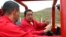 Archivo - El entonces presidente Hugo Chávez (d), acompañado por el entonces gobernador del estado Aragua, Rafael Isea (I)