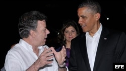 Fotografía cedida por la presidencia de Colombia del Presidente de Estados Unidos, Barack Obama (d), conversando con su homólogo de Colombia, Juan Manuel Santos (i), durante la cena ofrecida en el castillo de San Felipe a los presidentes de la VI Cumbre d