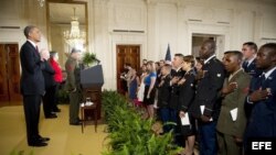 Ceremonia de naturalización de una decena de hispanos miembros activos de las fuerzas armadas estadounidenses.