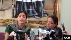 Rosa María Paya y Ofelia Acevedo en la Ermita de la Caridad.