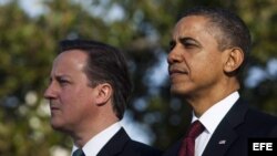 El presidente de los Estados Unidos, Barack Obama, (d), y el primer ministro británico David Cameron.