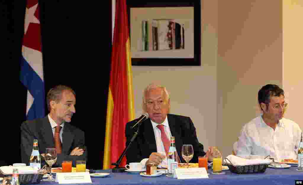 El ministro de Asuntos Exteriores de España, José Manuel García-Margallo (d), asiste junto al embajador de España en Cuba, Juan Francisco Montalbán (i) y Xulio Fontecha (d), presidente de la Asociación de Empresarios Españoles en Cuba (AEEC) a un encuentr