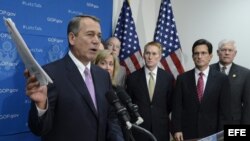 El presidente de la Cámara de Representantes, el republicano John Boehner (i), junto con otros compañeros del partido.