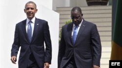 El presidente de Estados Unidos, Barack Obama (i), y el presidente de Senegal, Mack Sall (d), se dirigen a una rueda de prensa conjunta ofrecida en la residencia presidencial en Dakar (Senegal), hoy, jueves 27 de junio de 2013.