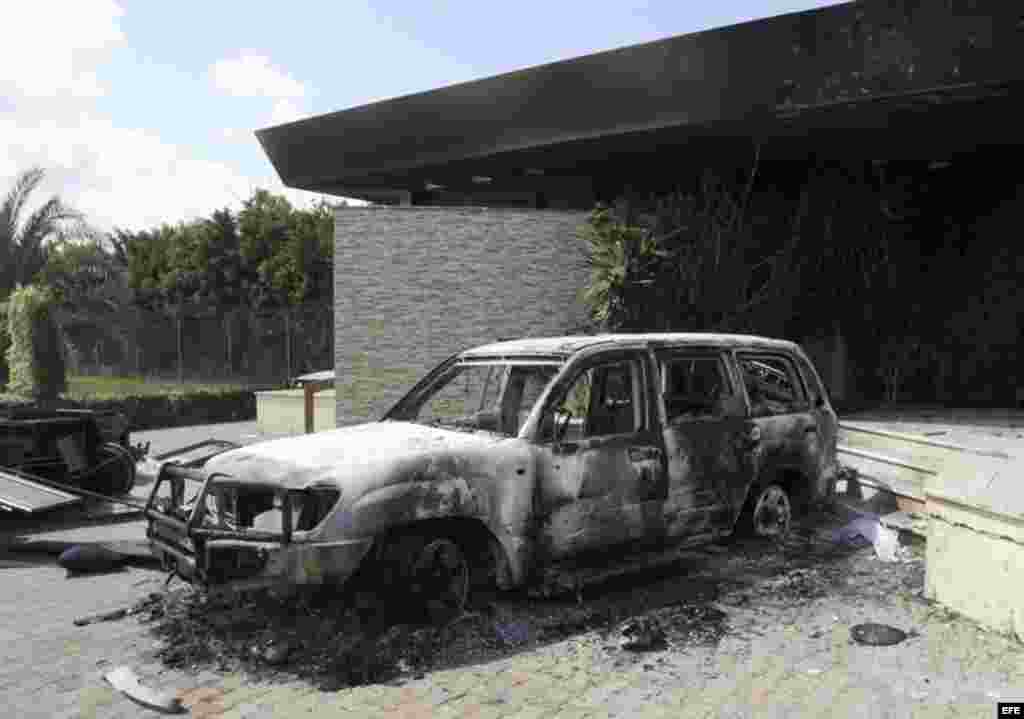 Vista de los restos carbonizados de un edificio del consulado estadounidense en Bengasi (Libia) 