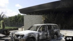 Vista de los restos carbonizados de un edificio del consulado estadounidense en Bengasi (Libia) . Archivo.