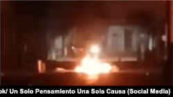 Protestas y cierre de calles con quema de escombros en Luyanó, La Habana