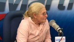 El doctor Manuel Alzugaray y Ángel de Fana conversan con la obstetra y ginecóloga, Laura Alavedra, sobre su carrera médica y su trabajo humanitario como miembro del Miami Medical Team