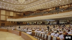 Sillas vacíos de la oposición en el parlamento birmano 