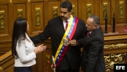  Nicolás Maduro (c), recibe la banda presidencial de manos del presidente de la Asamblea Nacional, Diosdado Cabello (d), y de la hija del fallecido presidente venezolano Hugo Chávez, María Gabriela Chávez (i). 